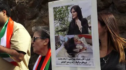 "Rieducate alla sharia". Così vengono punite le iraniane accusate di "mal velo"