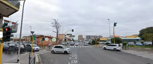 "Nudo davanti a una bimba". E lo straniero finisce pestato dai passanti