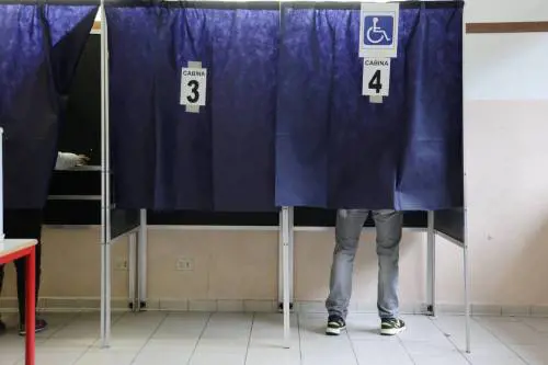 Tessere esaurite, poi il guasto: caos al seggio del napoletano