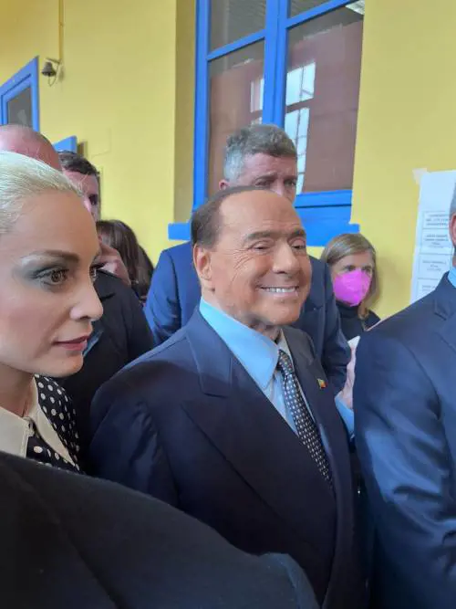 "Nessuno degli altri leader ha mai lavorato". Il Cav scherza in coda al seggio