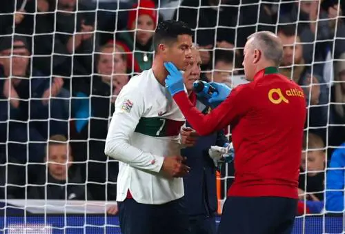 CR7 va ko dopo lo scontro con il portiere: sangue dal naso e spavento per l'ex Juve
