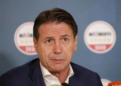 La gaffe di Conte sulla Meloni. E Crosetto lo gela: "Qualcuno glielo dica"