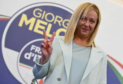 Centrodestra boom avanti di 18 punti. L'affluenza crolla: il 36% non vota. Si decide al Sud