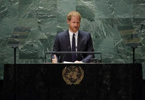 "Troppo insensibile verso la Regina": ora Harry vuole cancellare parti del libro