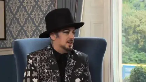 "È contro i diritti e la libertà dei gay". Anche Boy George contro la Meloni