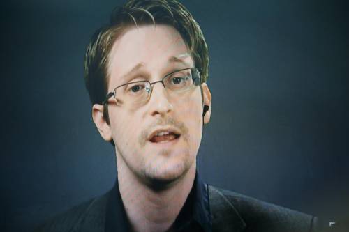 Putin provoca Biden: cittadinanza a Snowden. La gola profonda Nsa svelò i segreti degli Usa
