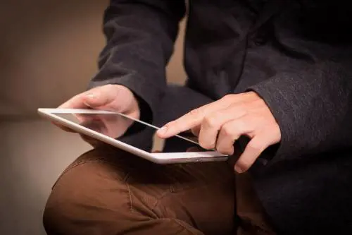 Tablet esplode nelle mani di un bambino di 5 anni