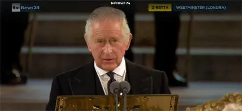 La prima foto di Carlo III con la "scatola rossa" della Regina: cosa contiene