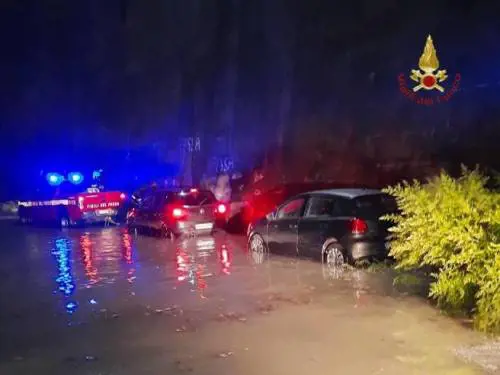 Paura a Roma: esonda il Tevere, 4 auto bloccate nella notte