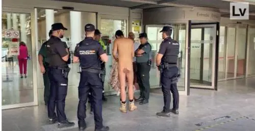 Va nudo in tribunale: "La legge lo consente"