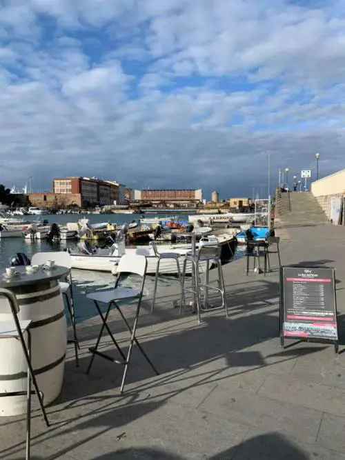 Lo spazio esterno del pub "La Bua dell'Orate"