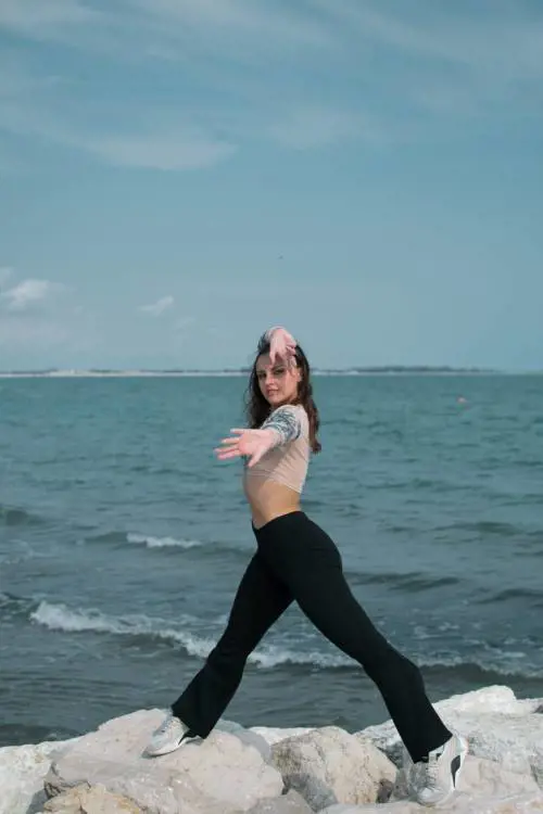 Cerca casa ma gli haters si scatenano contro la ballerina: "Prova sulla Salaria"