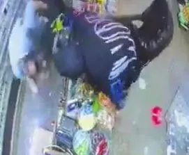Rapinano tabaccheria e massacrano di botte il negoziante