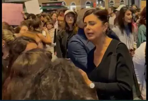 "Il Pd? Nulla per le donne": la stilettata della contestatrice anti-Boldrini