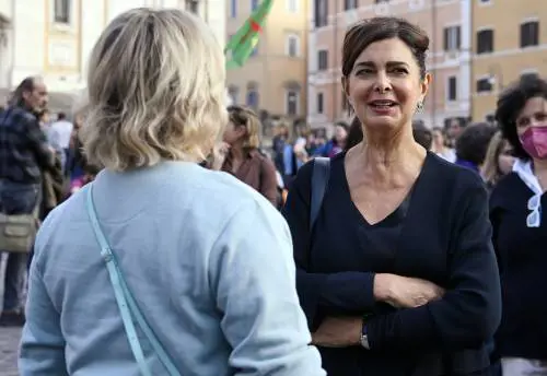 "Non ci rappresenta". La Boldrini cacciata dalla piazza delle femministe