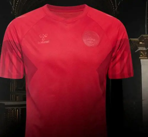 "Per tutti i lavoratori morti...", la maglia della Danimarca in Qatar senza sponsor per protesta