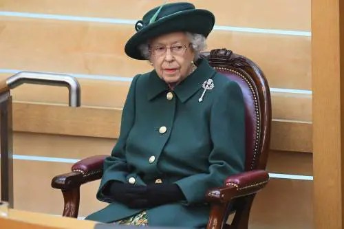 "Deceduta per vecchiaia": spunta il certificato di morte della Regina