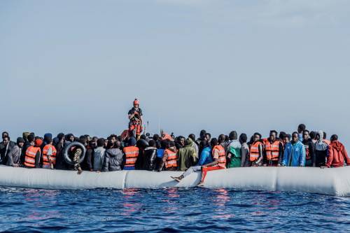 Esplode una bombola sulla barca dei migranti. Morti due bambini, dispersa una delle mamme