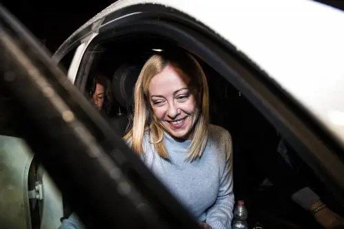 "Con la Lega ci sentiamo continuamente e stiamo lavorando". La Meloni smonta le insinuazioni 