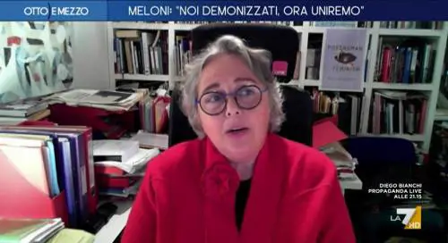 "Faccia cattiva e rabbiosa...". Così la filosofa insulta la Meloni