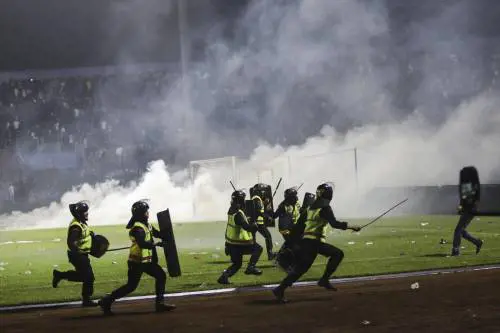 Indonesia, tragedia allo stadio: "Oltre 125 morti e centinaia di feriti"
