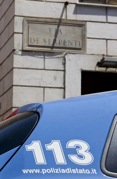 Abusi sulla figlia minorenne dell'amico durante le cene fra famiglie