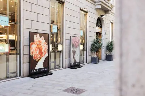 Milano omaggia il fotografo Giovanni Gastel: in via della Spiga sboccia "Flowers"