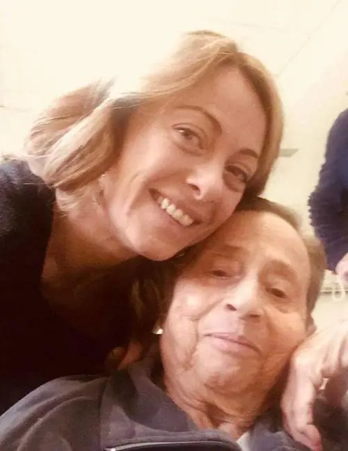 "So che veglierai da lassù". Il post della Meloni per la nonna
