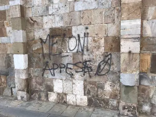 Una delle frasi contro Giorgia Meloni apparse a Pisa