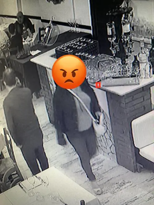 La donna ripresa dalle telecamere di sorveglianza del locale 