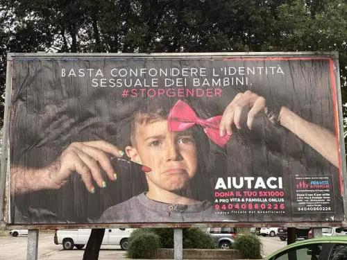 Il manifesto che ha scatenato le polemiche e che il centrosinistra di Pontedera intende rimuovere