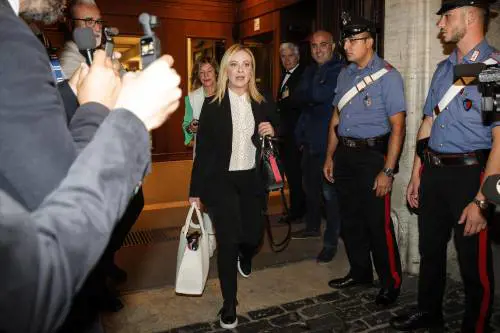 "Transizione ordinata non è un inciucio". Giorgia Meloni smonta le fake news