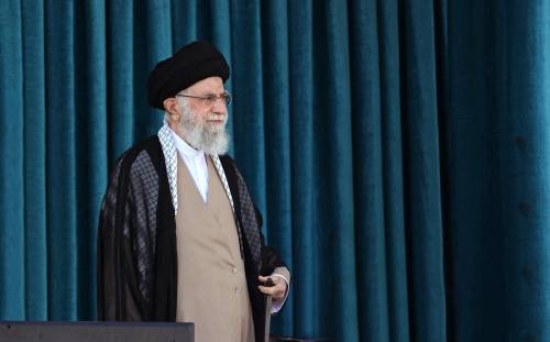 Iran in fiamme, Khamenei sbeffeggiato al tg