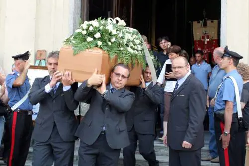 Rose bianche sulla tomba per il ventottesimo compleanno di Chiara
