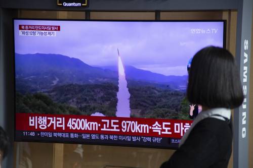 La Corea del Nord alza la tensione: Kim lancia un nuovo "missile non identificato"