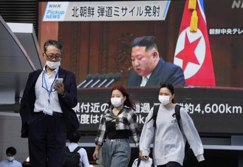 L'allarme, poi le evacuazioni: paura a Tokyo per il missile nordcoreano
