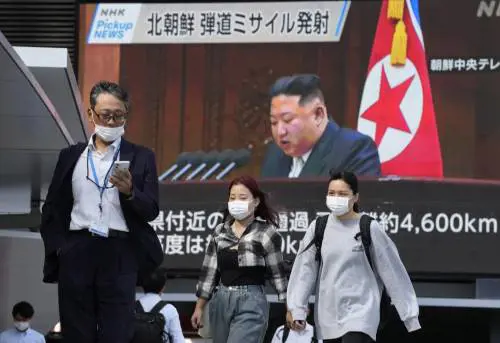 L'allarme, poi le evacuazioni: paura a Tokyo per il missile nordcoreano