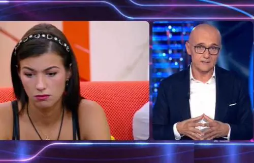 "Piange senza lacrime". La polemica travolge Ginevra Lamborghini