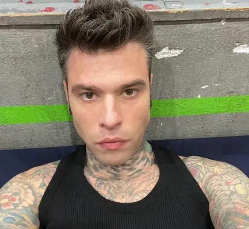 "Mandatemi pensieri positivi". Nuovi esami medici per Fedez dopo il tumore