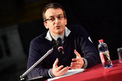 Sospeso il don pro unioni gay. I parrocchiani lo difendono