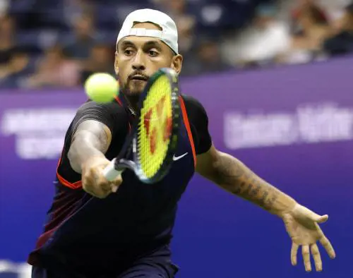 Kyrgios accusato di aver aggredito l'ex fidanzata. La difesa della star del tennis: "È malato di mente"