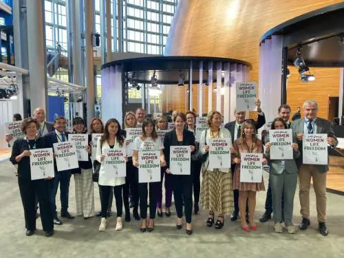 "L'Ue si schieri contro il fondamentalismo". La protesta per le iraniane a Strasburgo