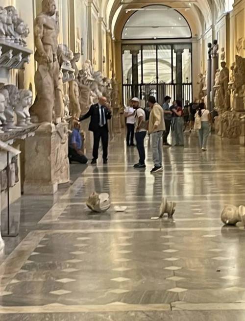 Pretende di incontrare il Papa: turista americano danneggia due busti ai Musei Vaticani