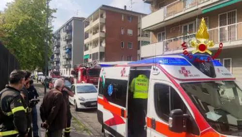 Cede grata in un palazzo, donna precipita