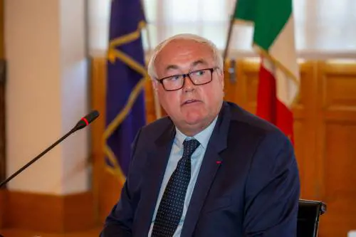 StM, con l'utile a picco crolla in Borsa del 10%