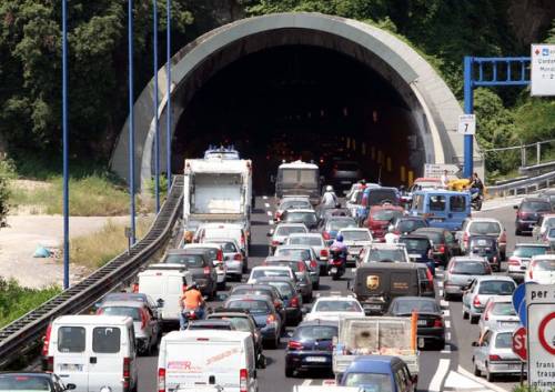 40 minuti per fare un chilometro: la Napoli caotica che fa infuriare gli automobilisti