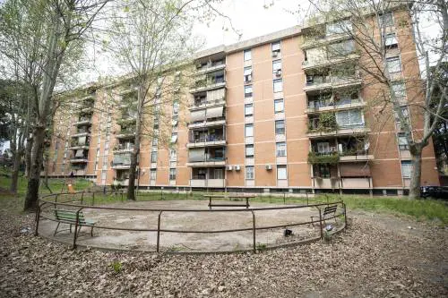 Le danno una casa popolare ma è già occupata