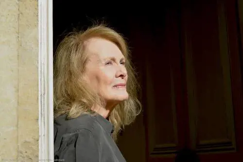 "Coraggio e acutezza": Annie Ernaux ha vinto il Nobel per la Letteratura
