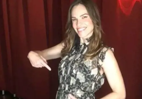 L'annuncio a sorpresa di Hilary Swank: "A 48 anni mamma di due gemelli"