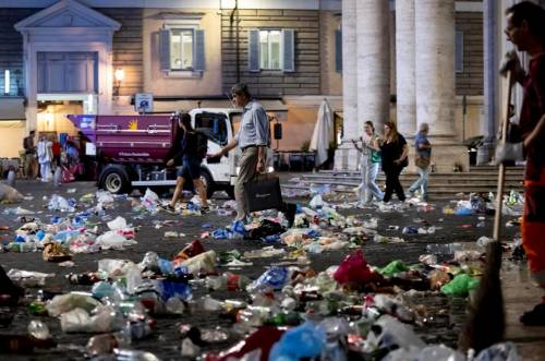 Immondizia e sporcizia: lo sfregio degli ultrà del Betis a Roma